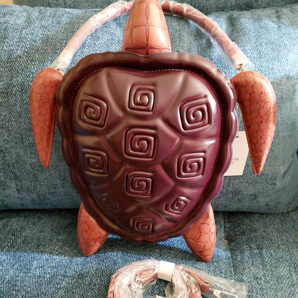 Unique Turtle-Shaped Handbag - image 2